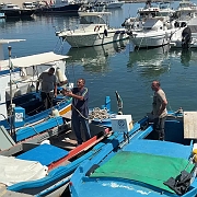 169 De vissers waren druk aan het praten in het siciliaans je verstaat er niets van